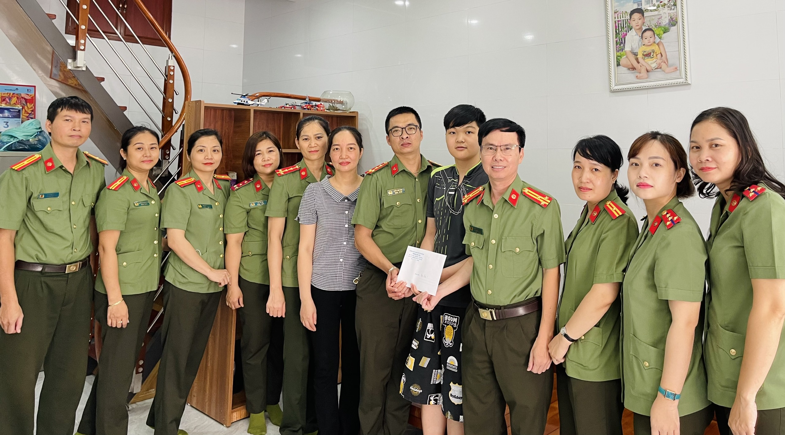 Phòng Hậu cần tổ chức thăm hỏi và tặng quà động viên con nhân viên bị mắc bệnh hiểm nghèo